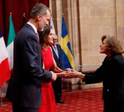 Sus Majestades los Reyes hacen entrega de la insignia de la Fundación a Sylvia A. Earle
